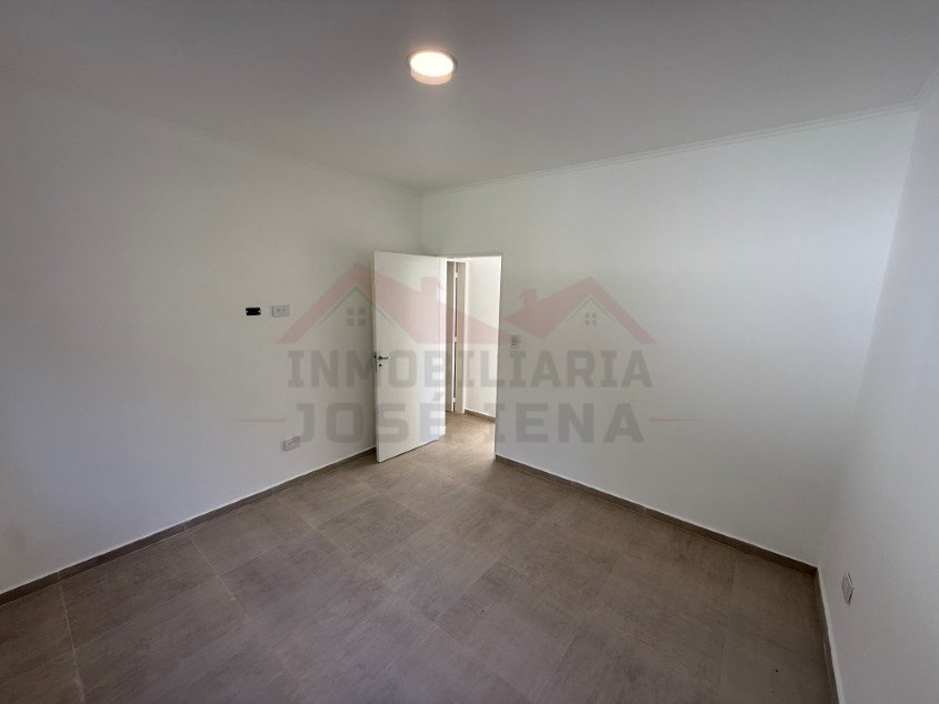 Casa 2 dorm. A estrenar!. - Calle 121 e/ 60 y 62. Zona cercana a Barrio Parque.