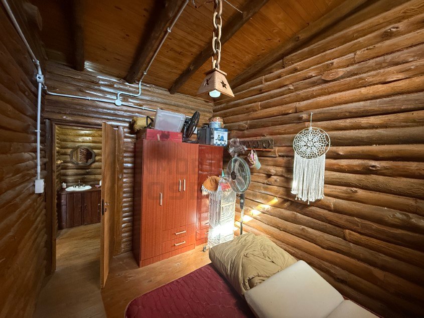 Cabaña de palo redondo con Pileta. - Calle Las Tropas esquina 60, Barrio Parque.