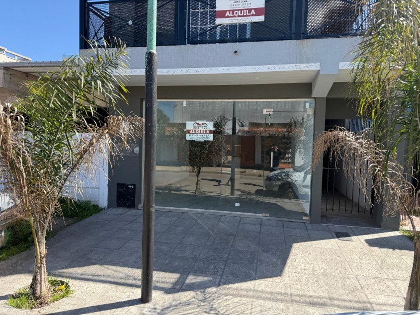 Local Comercial. A una cuadra del Centro de la Ciudad! - Calle Tomas Guido e/ Soloeta y Saavedra.