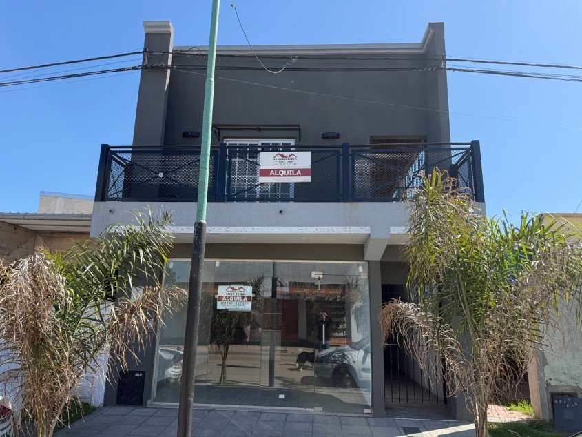 Local Comercial. A una cuadra del Centro de la Ciudad! - Calle Tomas Guido e/ Soloeta y Saavedra.