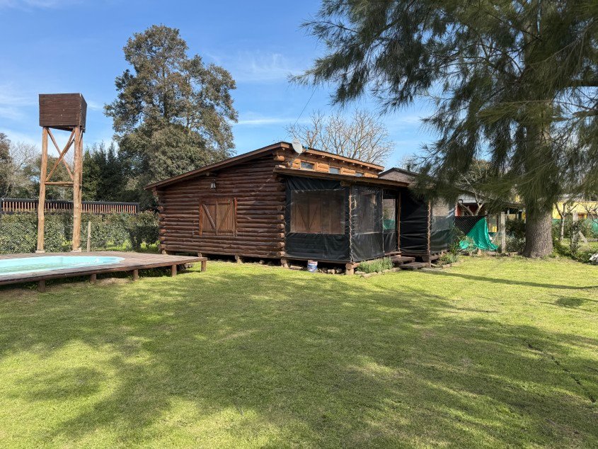 Cabaña de palo redondo con Pileta. - Calle Las Tropas esquina 60, Barrio Parque.