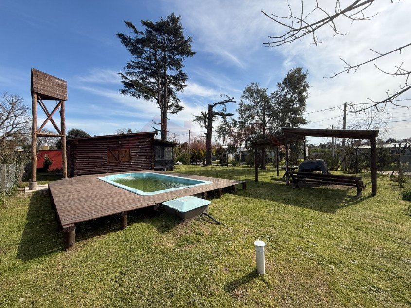 Cabaña de palo redondo con Pileta. - Calle Las Tropas esquina 60, Barrio Parque.