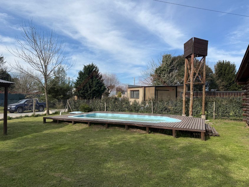 Cabaña de palo redondo con Pileta. - Calle Las Tropas esquina 60, Barrio Parque.