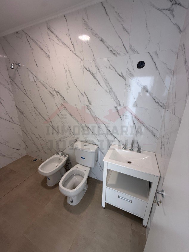 Casa 2 dorm. A estrenar!. - Calle 121 e/ 60 y 62. Zona cercana a Barrio Parque.