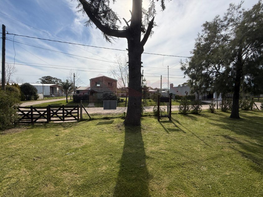Cabaña de palo redondo con Pileta. - Calle Las Tropas esquina 60, Barrio Parque.