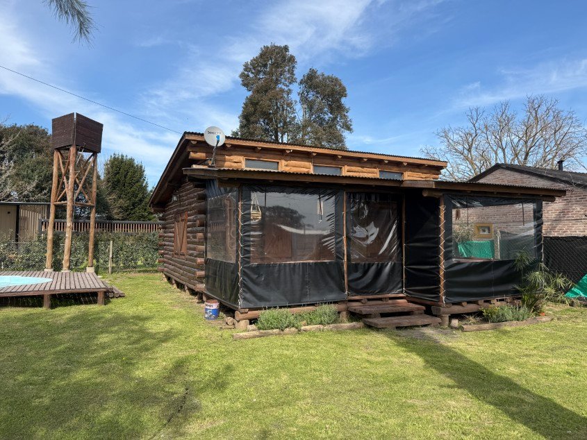Cabaña de palo redondo con Pileta. - Calle Las Tropas esquina 60, Barrio Parque.