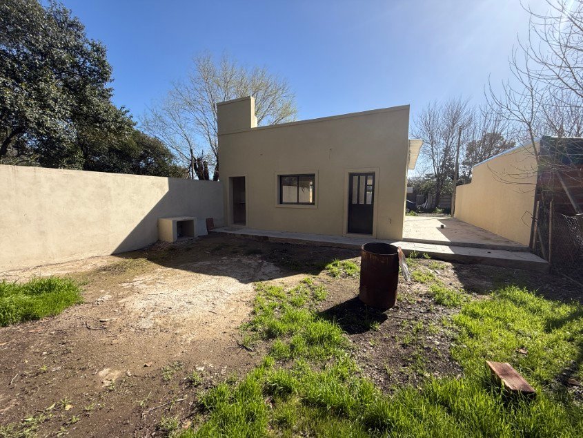 Casa 2 dorm. A estrenar!. - Calle 121 e/ 60 y 62. Zona cercana a Barrio Parque.
