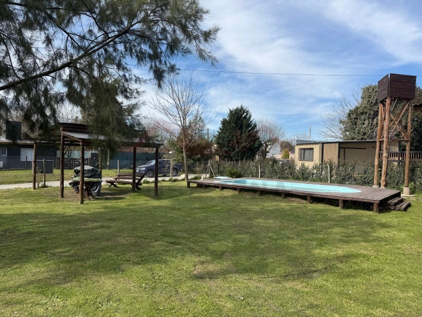 Cabaña de palo redondo con Pileta. - Calle Las Tropas esquina 60, Barrio Parque.