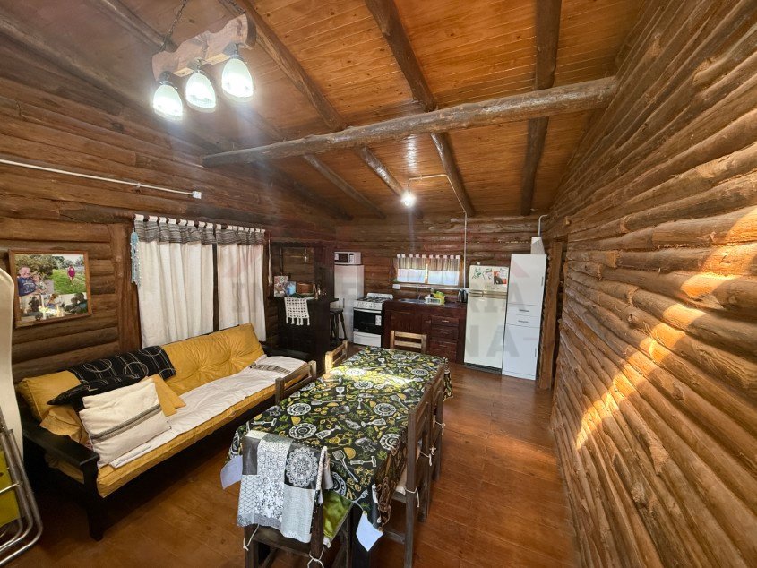 Cabaña de palo redondo con Pileta. - Calle Las Tropas esquina 60, Barrio Parque.