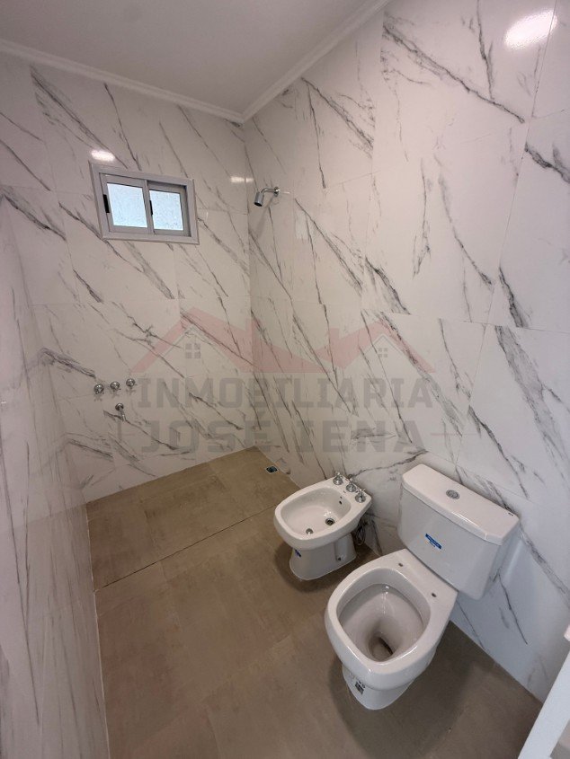 Casa 2 dorm. A estrenar!. - Calle 121 e/ 60 y 62. Zona cercana a Barrio Parque.