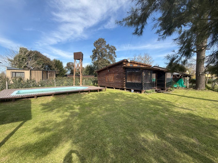 Cabaña de palo redondo con Pileta. - Calle Las Tropas esquina 60, Barrio Parque.