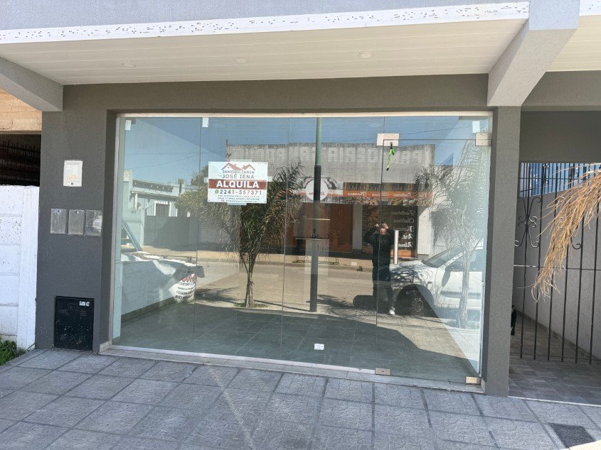 Local Comercial. A una cuadra del Centro de la Ciudad! - Calle Tomas Guido e/ Soloeta y Saavedra.