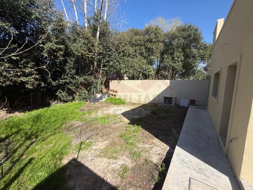 Casa 2 dorm. A estrenar!. - Calle 121 e/ 60 y 62. Zona cercana a Barrio Parque.