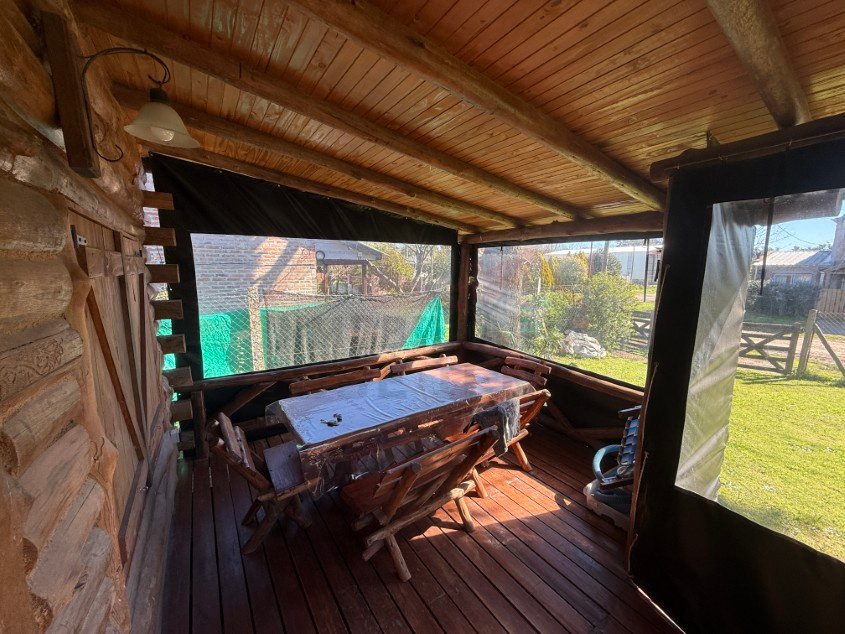 Cabaña de palo redondo con Pileta. - Calle Las Tropas esquina 60, Barrio Parque.