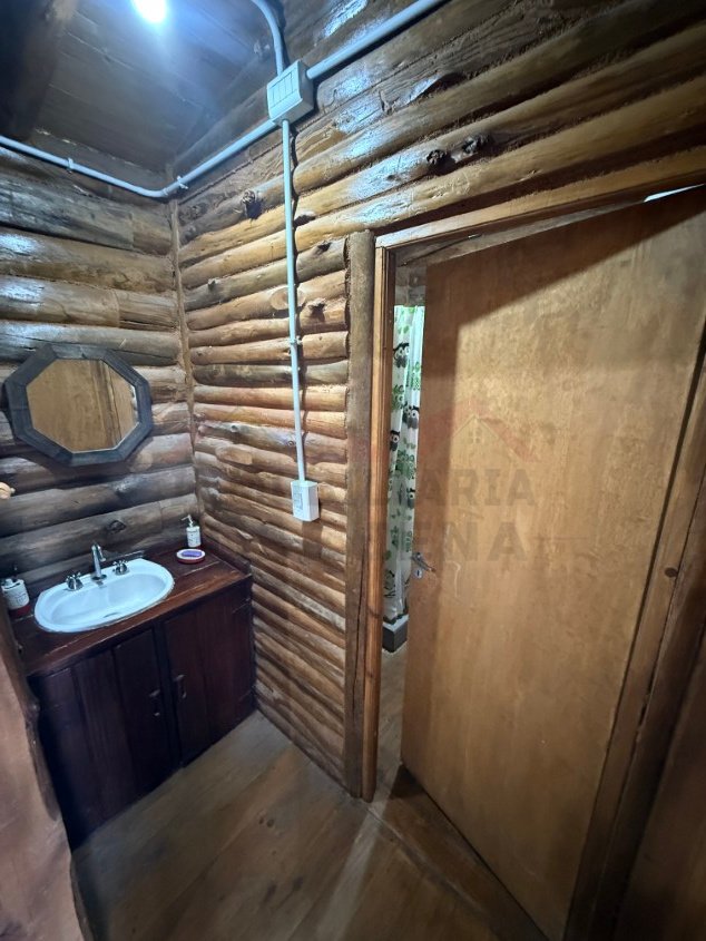 Cabaña de palo redondo con Pileta. - Calle Las Tropas esquina 60, Barrio Parque.