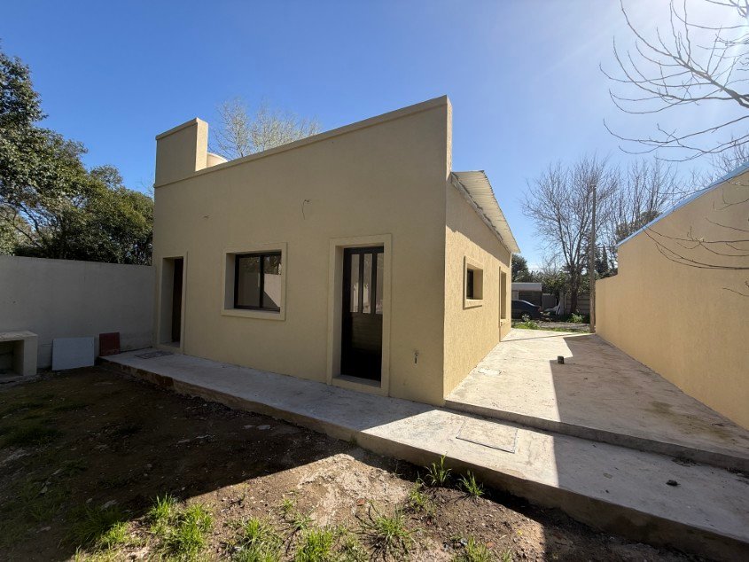 Casa 2 dorm. A estrenar!. - Calle 121 e/ 60 y 62. Zona cercana a Barrio Parque.