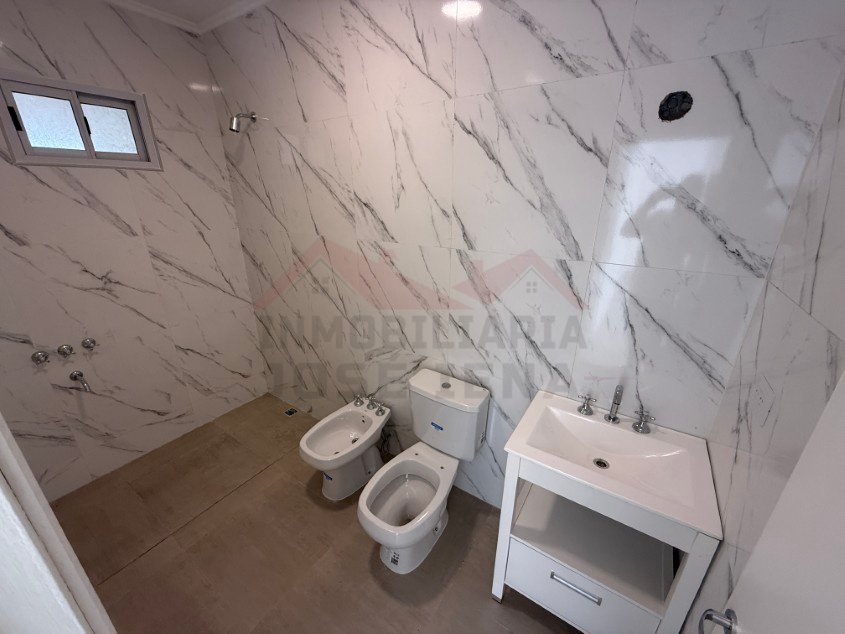 Casa 2 dorm. A estrenar!. - Calle 121 e/ 60 y 62. Zona cercana a Barrio Parque.