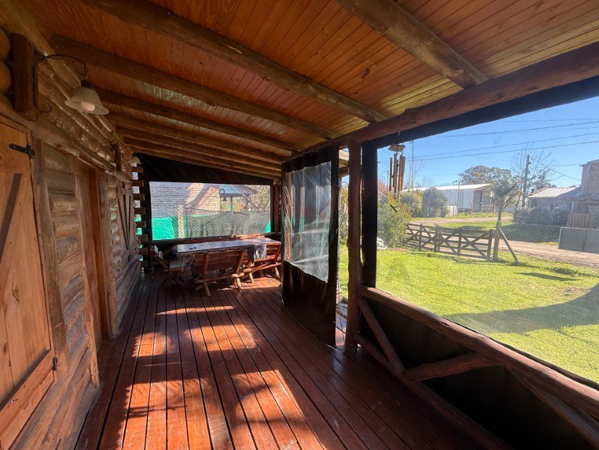 Cabaña de palo redondo con Pileta. - Calle Las Tropas esquina 60, Barrio Parque.