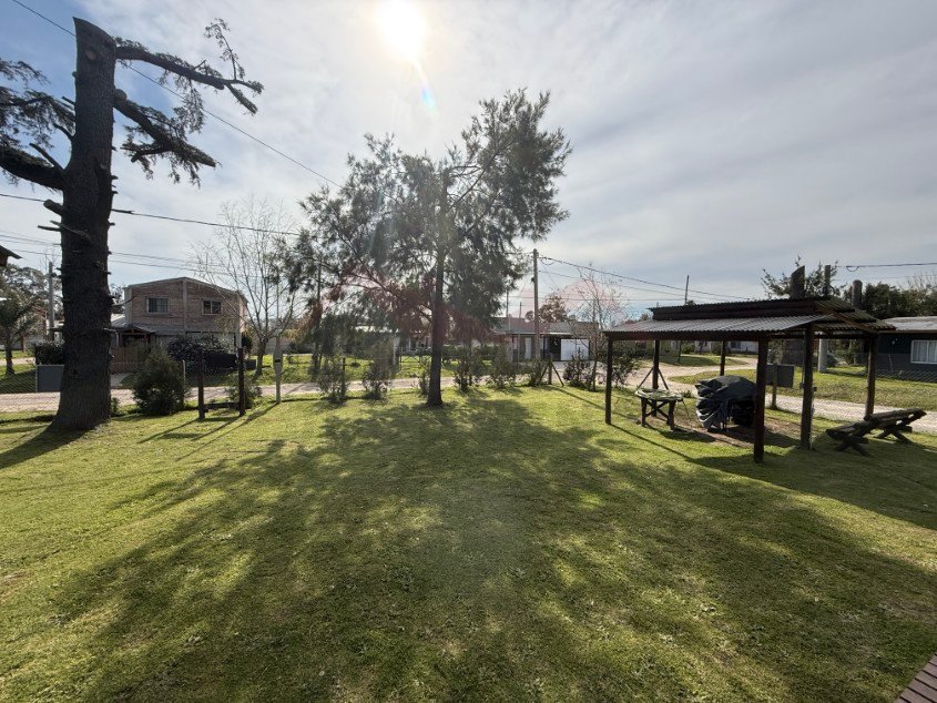 Cabaña de palo redondo con Pileta. - Calle Las Tropas esquina 60, Barrio Parque.