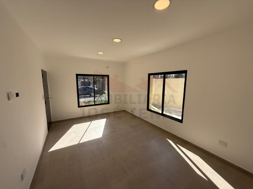Casa 2 dorm. A estrenar!. - Calle 121 e/ 60 y 62. Zona cercana a Barrio Parque.