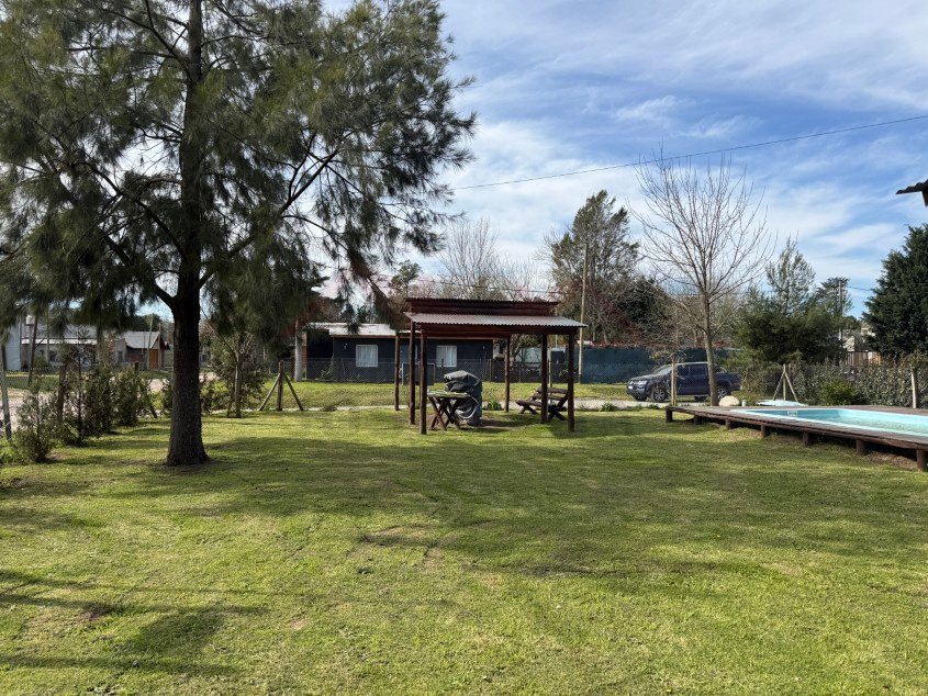 Cabaña de palo redondo con Pileta. - Calle Las Tropas esquina 60, Barrio Parque.