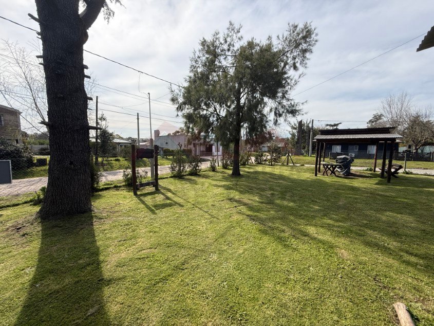 Cabaña de palo redondo con Pileta. - Calle Las Tropas esquina 60, Barrio Parque.