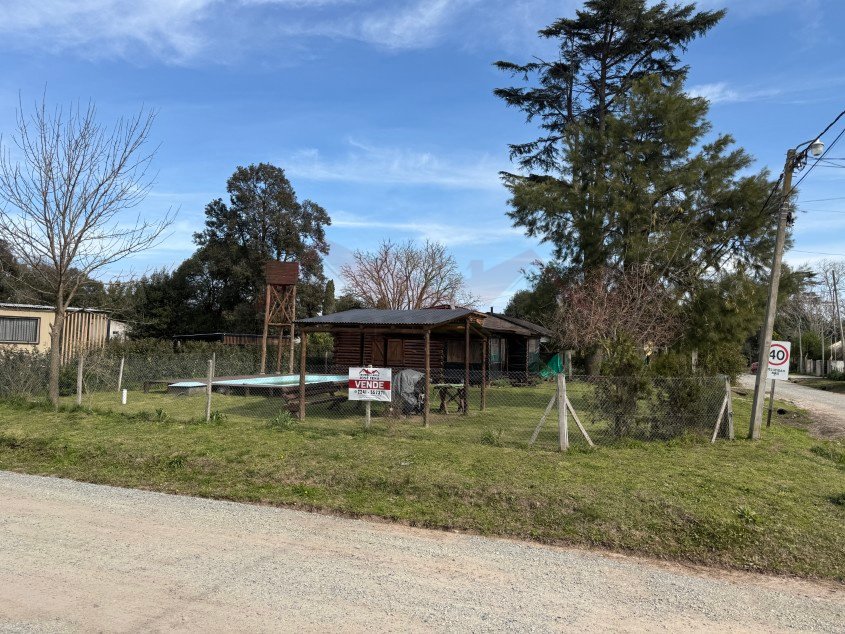 Cabaña de palo redondo con Pileta. - Calle Las Tropas esquina 60, Barrio Parque.