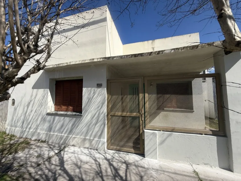Casa 2 dorm. Dentro de Avenidas principales. - Calle Vieytes N° 548 e/ Las Heras e/ Hipólito Irigoyen.