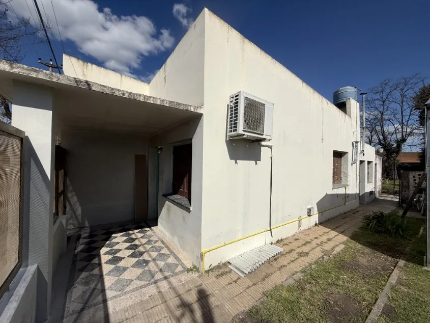 Casa 2 dorm. Dentro de Avenidas principales. - Calle Vieytes N° 548 e/ Las Heras e/ Hipólito Irigoyen.