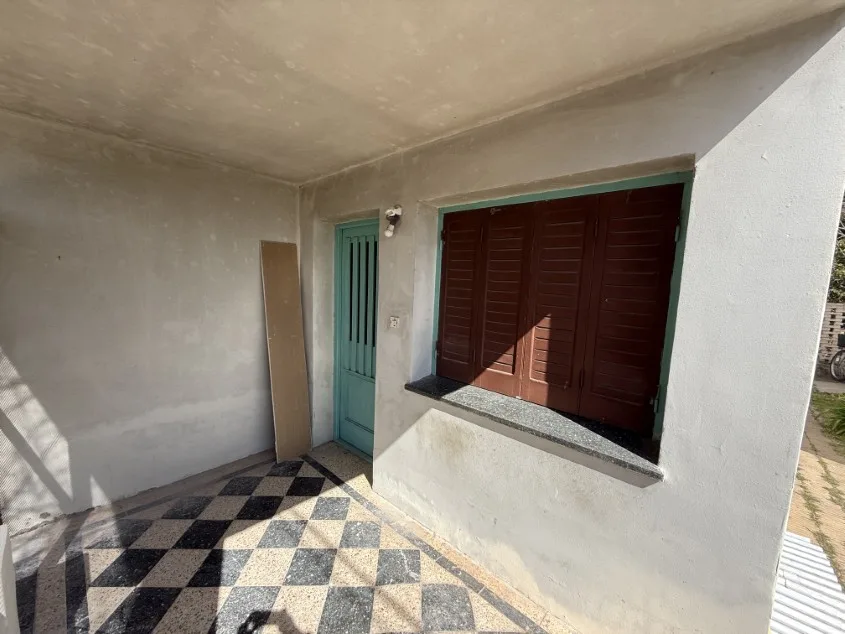 Casa 2 dorm. Dentro de Avenidas principales. - Calle Vieytes N° 548 e/ Las Heras e/ Hipólito Irigoyen.