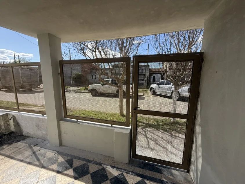 Casa 2 dorm. Dentro de Avenidas principales. - Calle Vieytes N° 548 e/ Las Heras e/ Hipólito Irigoyen.