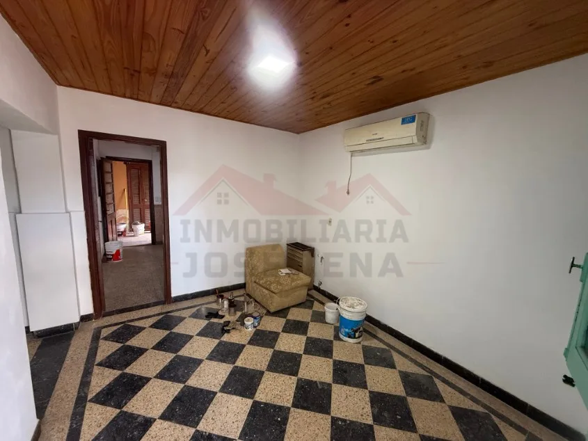 Casa 2 dorm. Dentro de Avenidas principales. - Calle Vieytes N° 548 e/ Las Heras e/ Hipólito Irigoyen.