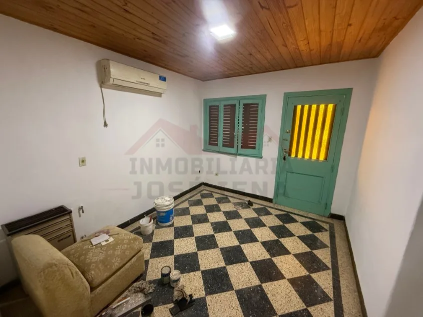 Casa 2 dorm. Dentro de Avenidas principales. - Calle Vieytes N° 548 e/ Las Heras e/ Hipólito Irigoyen.