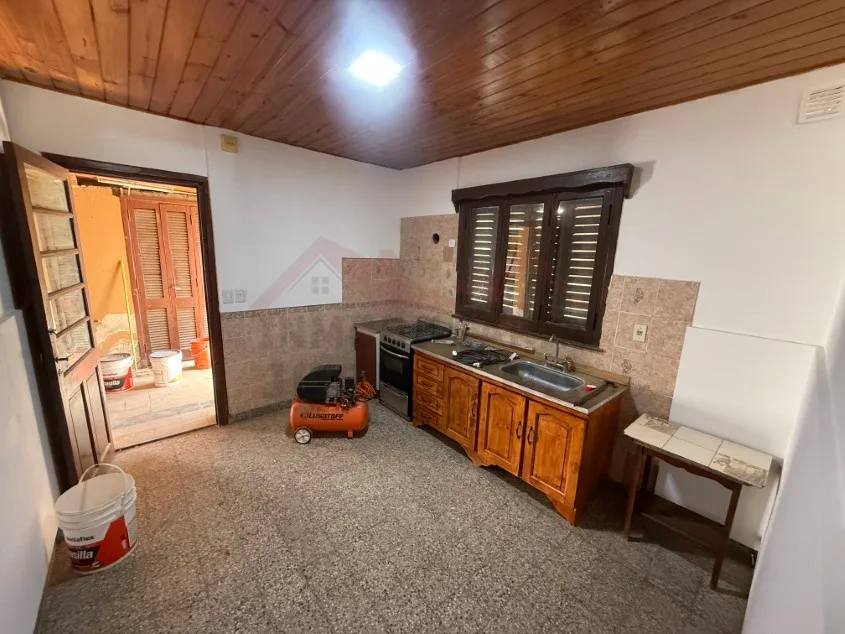 Casa 2 dorm. Dentro de Avenidas principales. - Calle Vieytes N° 548 e/ Las Heras e/ Hipólito Irigoyen.
