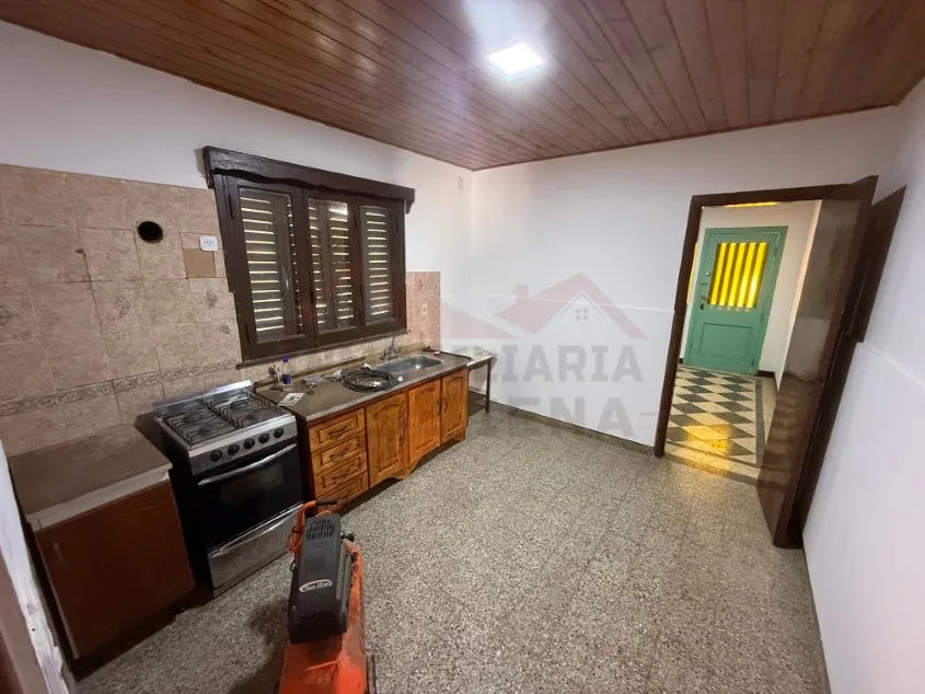 Casa 2 dorm. Dentro de Avenidas principales. - Calle Vieytes N° 548 e/ Las Heras e/ Hipólito Irigoyen.