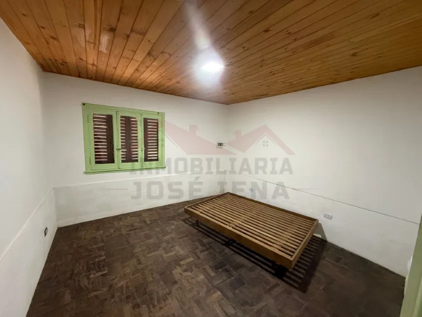 Casa 2 dorm. Dentro de Avenidas principales. - Calle Vieytes N° 548 e/ Las Heras e/ Hipólito Irigoyen.