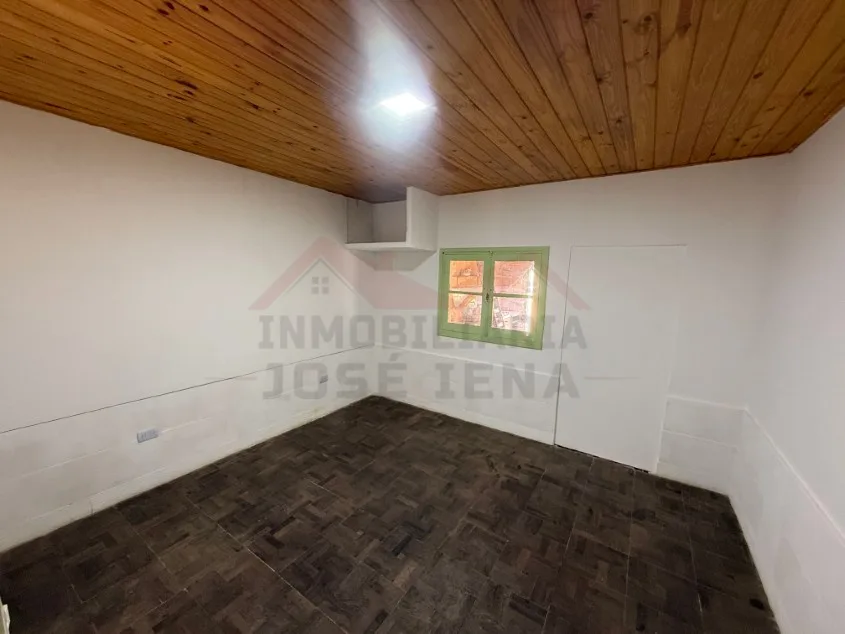 Casa 2 dorm. Dentro de Avenidas principales. - Calle Vieytes N° 548 e/ Las Heras e/ Hipólito Irigoyen.