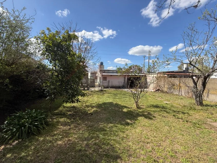 Casa 2 dorm. Dentro de Avenidas principales. - Calle Vieytes N° 548 e/ Las Heras e/ Hipólito Irigoyen.