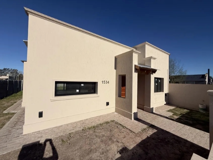 Casa 2 dorm. A estrenar! - Calle Sargento Cabral (15) N° 1534 e/ 34 y 36. 