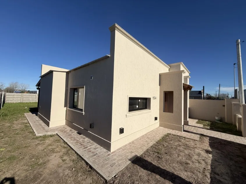 Casa 2 dorm. A estrenar! - Calle Sargento Cabral (15) N° 1534 e/ 34 y 36. 