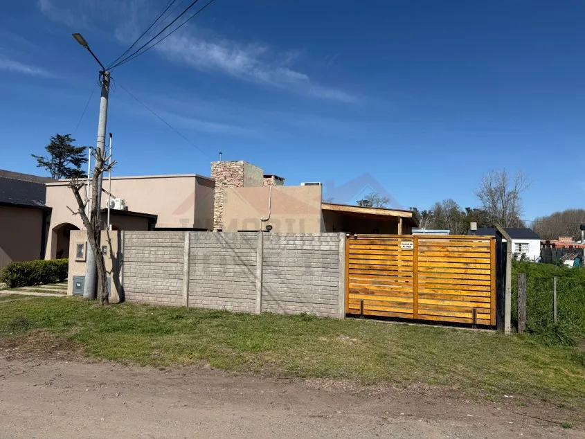 Casa 1 dorm. Con pileta - Calle 60 N° 1456 e/ Las Tropas y 135, Barrio Parque.