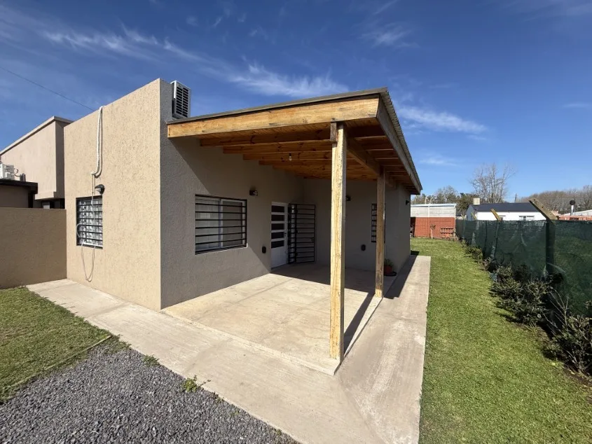 Casa 1 dorm. Con pileta - Calle 60 N° 1456 e/ Las Tropas y 135, Barrio Parque.