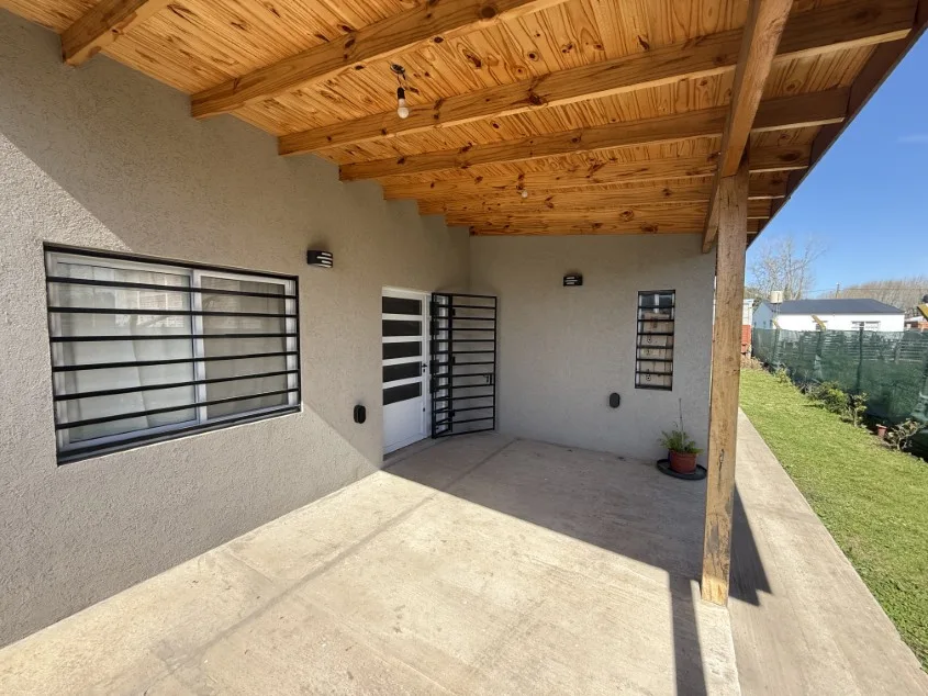 Casa 1 dorm. Con pileta - Calle 60 N° 1456 e/ Las Tropas y 135, Barrio Parque.