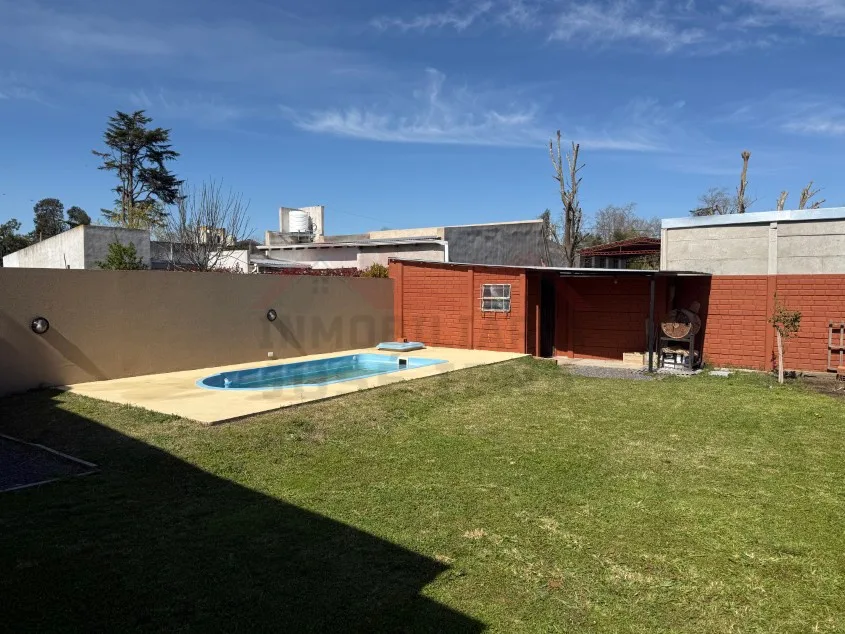 Casa 1 dorm. Con pileta - Calle 60 N° 1456 e/ Las Tropas y 135, Barrio Parque.