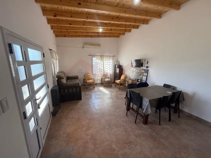 Casa 1 dorm. Con pileta - Calle 60 N° 1456 e/ Las Tropas y 135, Barrio Parque.
