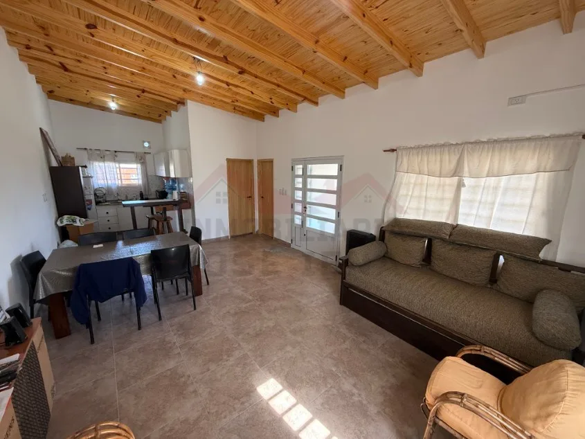 Casa 1 dorm. Con pileta - Calle 60 N° 1456 e/ Las Tropas y 135, Barrio Parque.