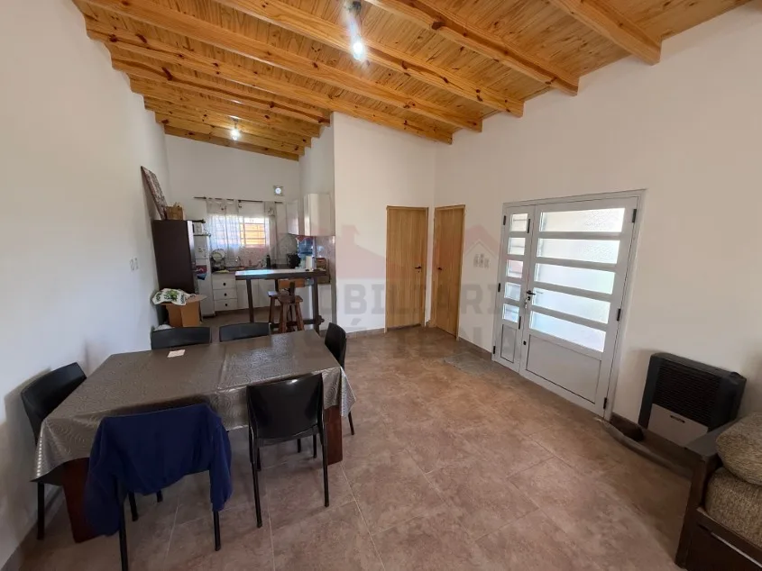 Casa 1 dorm. Con pileta - Calle 60 N° 1456 e/ Las Tropas y 135, Barrio Parque.