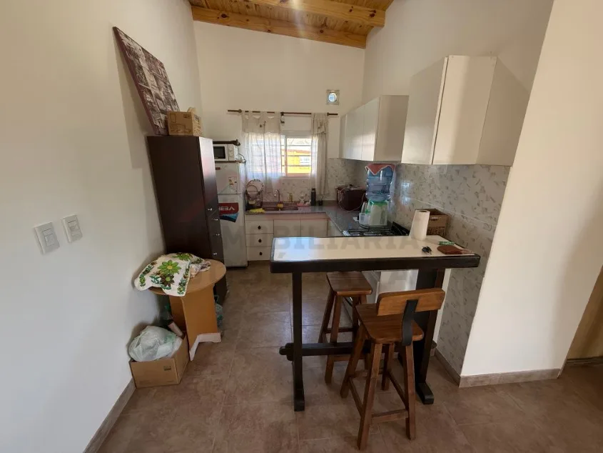 Casa 1 dorm. Con pileta - Calle 60 N° 1456 e/ Las Tropas y 135, Barrio Parque.