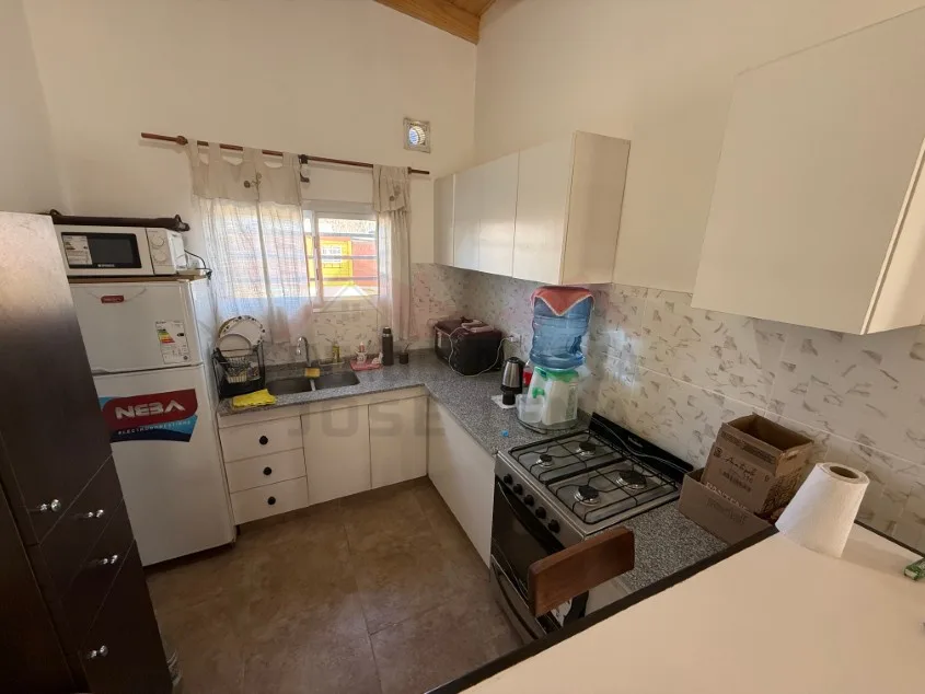 Casa 1 dorm. Con pileta - Calle 60 N° 1456 e/ Las Tropas y 135, Barrio Parque.