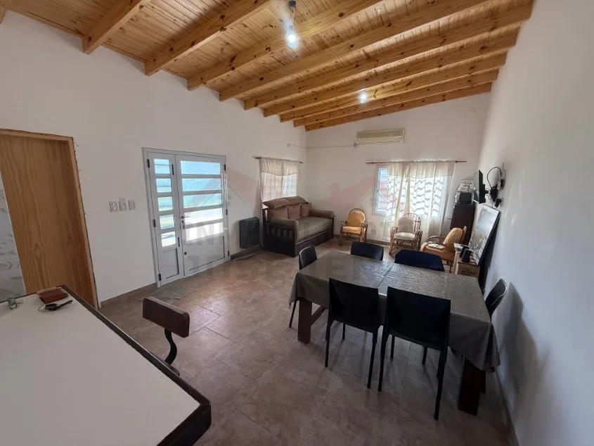Casa 1 dorm. Con pileta - Calle 60 N° 1456 e/ Las Tropas y 135, Barrio Parque.